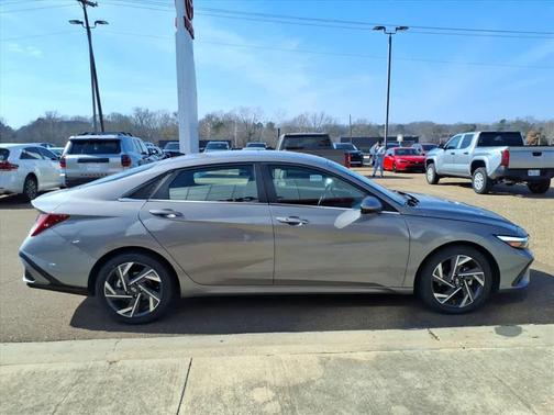 2025 Hyundai ELANTRA SEL