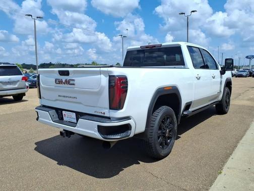Summit White 2024 GMC Sierra 2500 AT4