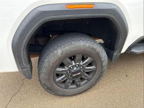 Summit White 2024 GMC Sierra 2500 AT4