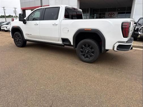 Summit White 2024 GMC Sierra 2500 AT4