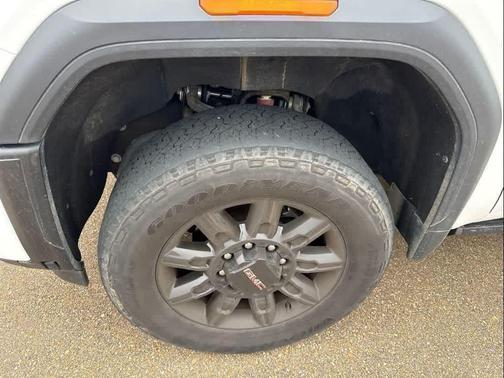 Summit White 2024 GMC Sierra 2500 AT4