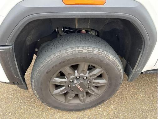 Summit White 2024 GMC Sierra 2500 AT4