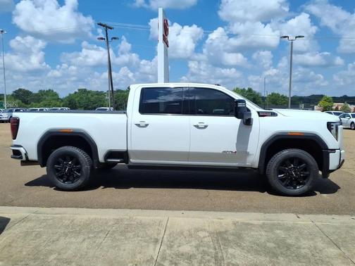 Summit White 2024 GMC Sierra 2500 AT4