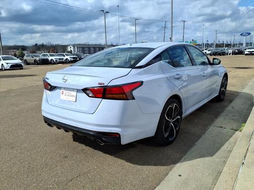 2025 Nissan Altima SR FWD