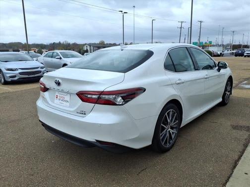 2022 Toyota Camry Hybrid XLE
