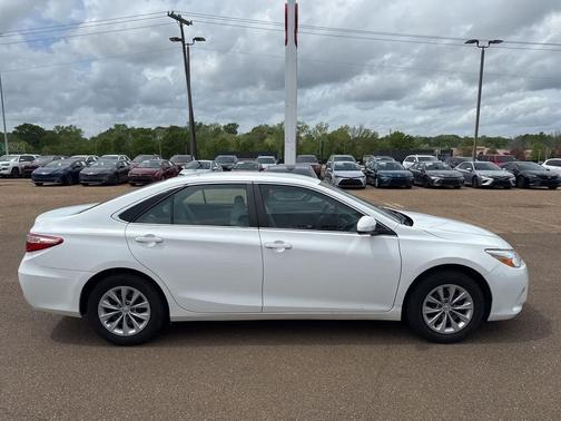 Super White 2016 Toyota Camry LE