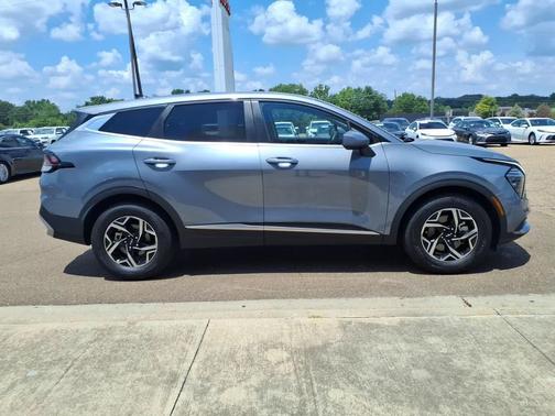 Everlasting Silver 2025 Kia Sportage LX