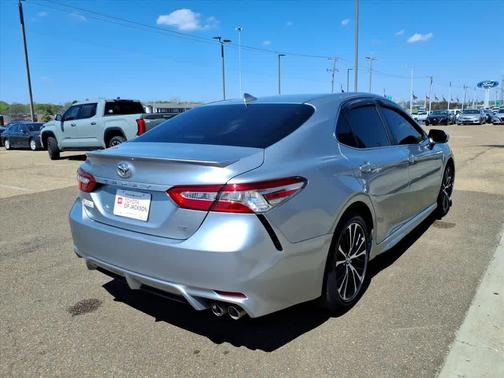 2020 Toyota Camry SE