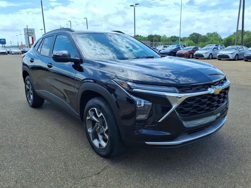 Mosaic Black Metallic 2025 Chevrolet Trax LT