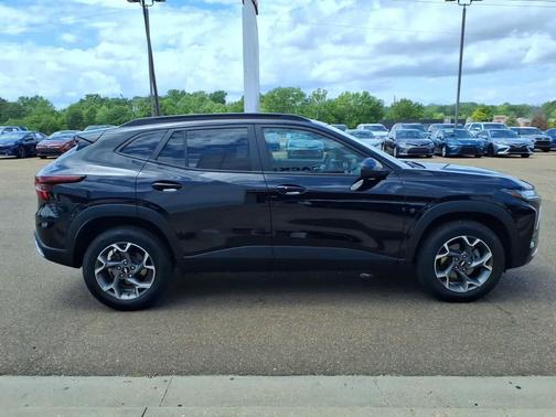 Mosaic Black Metallic 2025 Chevrolet Trax LT