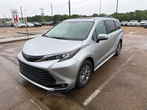 Celestial Silver Metallic 2025 Toyota Sienna XLE