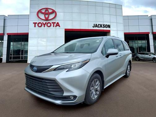 Celestial Silver Metallic 2025 Toyota Sienna XLE