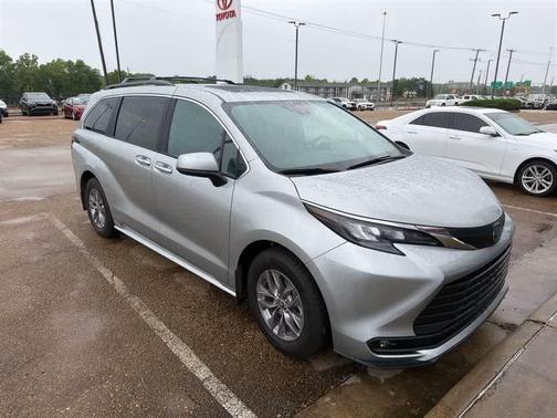 Celestial Silver Metallic 2025 Toyota Sienna XLE