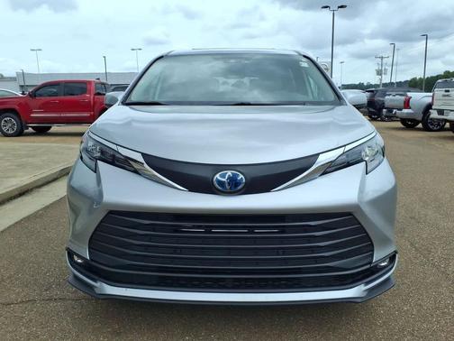 Celestial Silver Metallic 2025 Toyota Sienna XLE