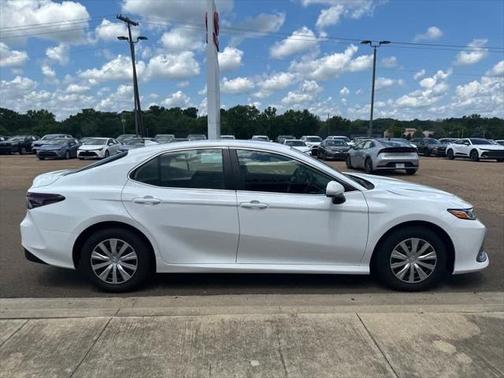 2024 Toyota Camry Hybrid LE