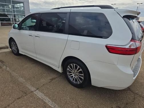2019 Toyota Sienna XLE