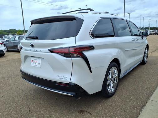 Wind Chill Pearl 2024 Toyota Sienna Platinum