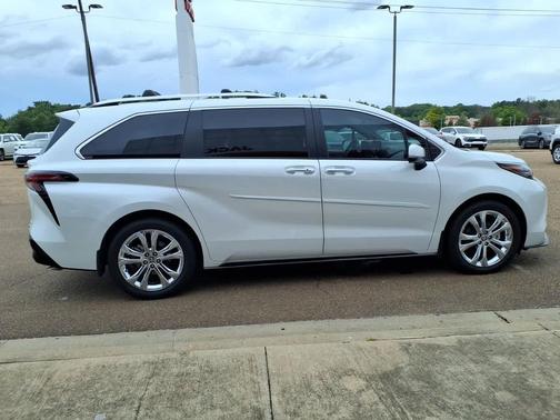 Wind Chill Pearl 2024 Toyota Sienna Platinum