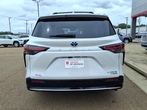 Wind Chill Pearl 2024 Toyota Sienna Platinum