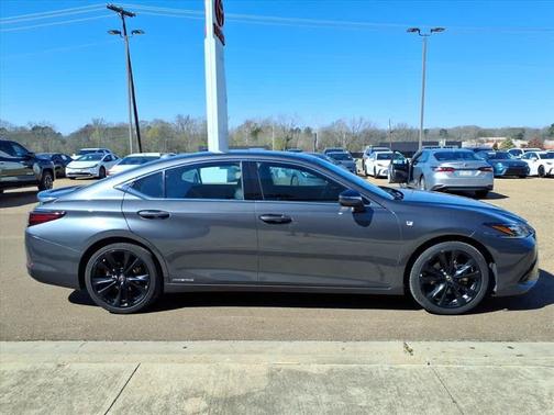 2022 Lexus ES 300h F SPORT
