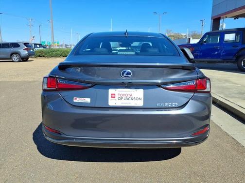 2022 Lexus ES 300h F SPORT