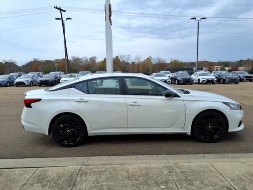 2022 Nissan Altima SR FWD