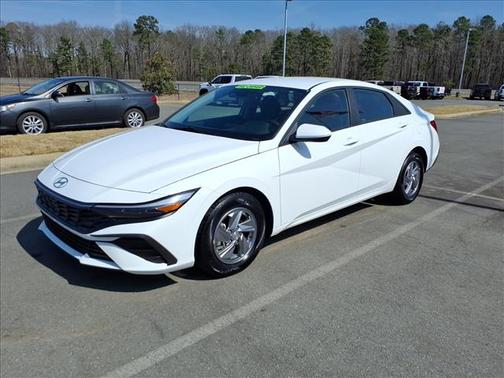 2024 Hyundai ELANTRA SE