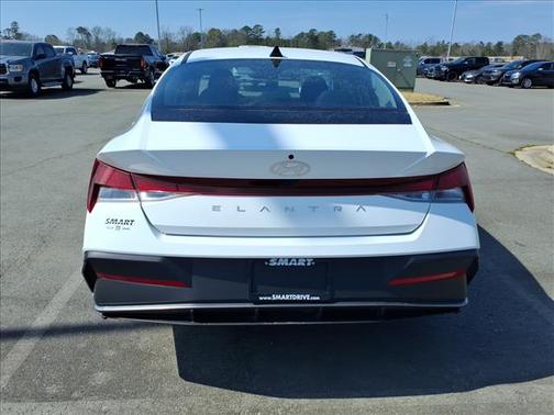 2024 Hyundai ELANTRA SE