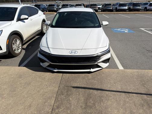 2024 Hyundai ELANTRA SE