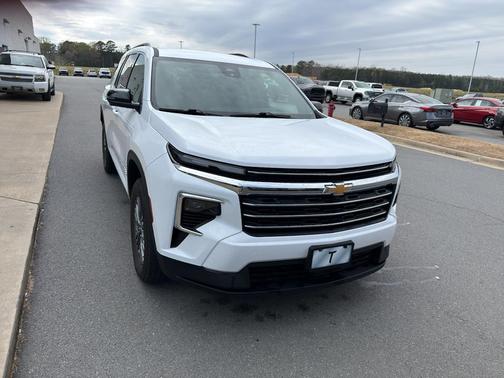 Summit White 2024 Chevrolet Traverse LT