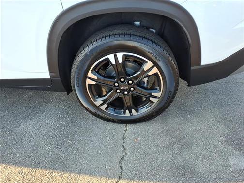 Summit White 2027 Chevrolet Traverse LT