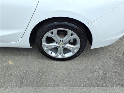 Summit White 2018 Chevrolet Cruze Premier