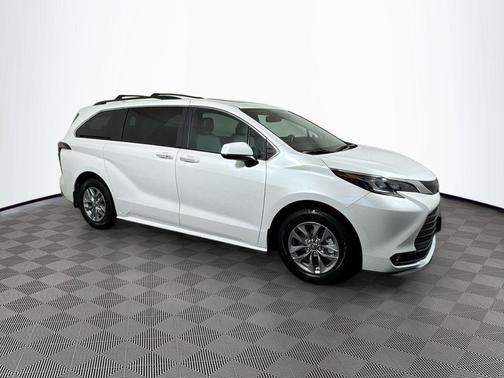 2025 Toyota Sienna XLE