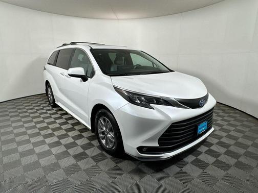 2025 Toyota Sienna XLE