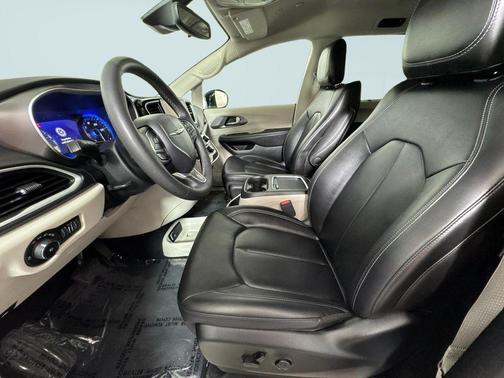 Bright White Clearcoat 2024 Chrysler Pacifica Touring L