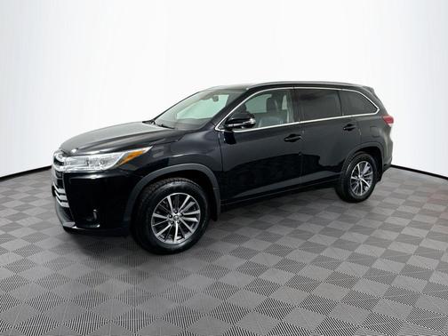 Midnight Black Metallic 2018 Toyota Highlander XLE