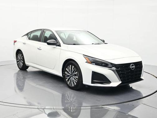 Glacier White 2025 Nissan Altima SV