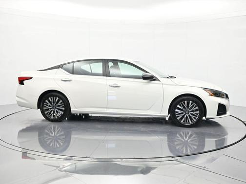 Glacier White 2025 Nissan Altima SV