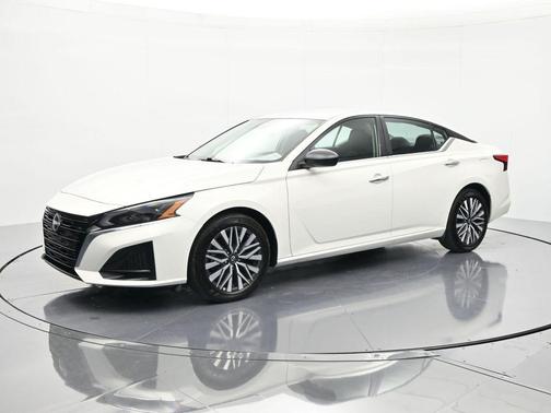 Glacier White 2025 Nissan Altima SV