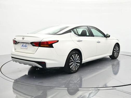 Glacier White 2025 Nissan Altima SV