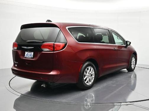 Velvet 2023 Chrysler Voyager LX