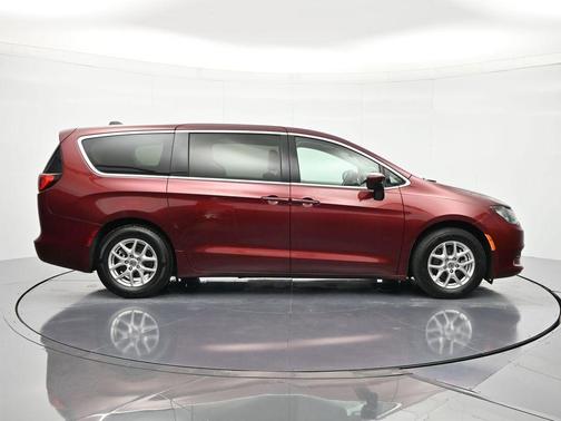 Velvet 2023 Chrysler Voyager LX