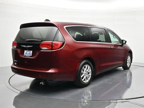 Velvet 2023 Chrysler Voyager LX