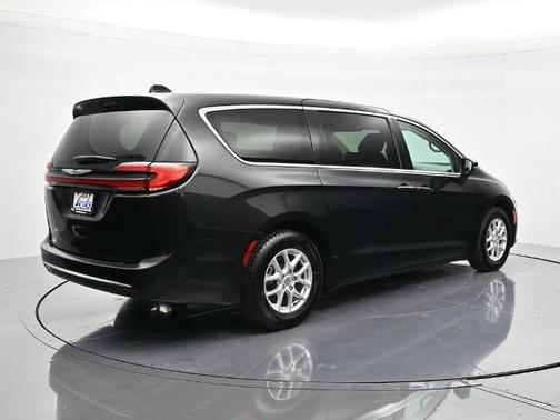 Brilliant Black Crystal Pearlcoat 2023 Chrysler Pacifica Touring-L