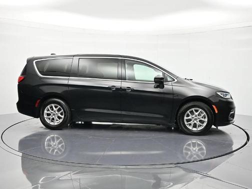 Brilliant Black Crystal Pearlcoat 2023 Chrysler Pacifica Touring-L