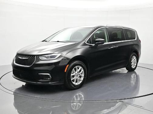 Brilliant Black Crystal Pearlcoat 2023 Chrysler Pacifica Touring-L