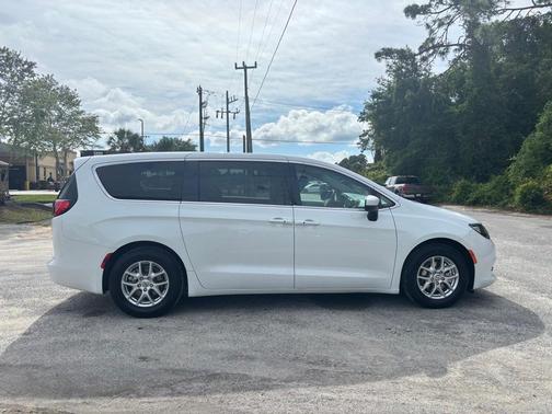 2022 Chrysler Voyager LX