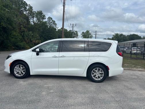2022 Chrysler Voyager LX