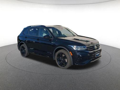 Deep Black Pearl 2024 Volkswagen Tiguan 2.0T SE R-Line Black
