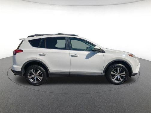 Super White 2018 Toyota RAV4 XLE